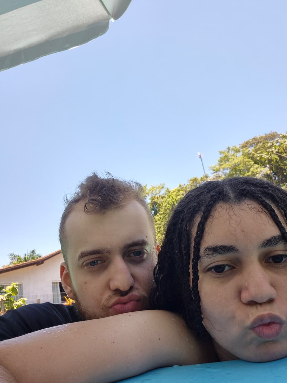 Nós dois fazendo biquinho na piscina